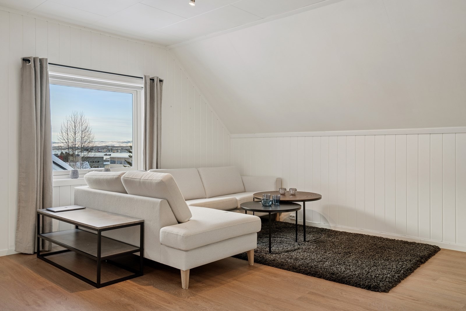 Stuevinduet slipper inn rikelig med naturlig lys og gir samtidig tilgang til en flott utsikt. Galleribilde