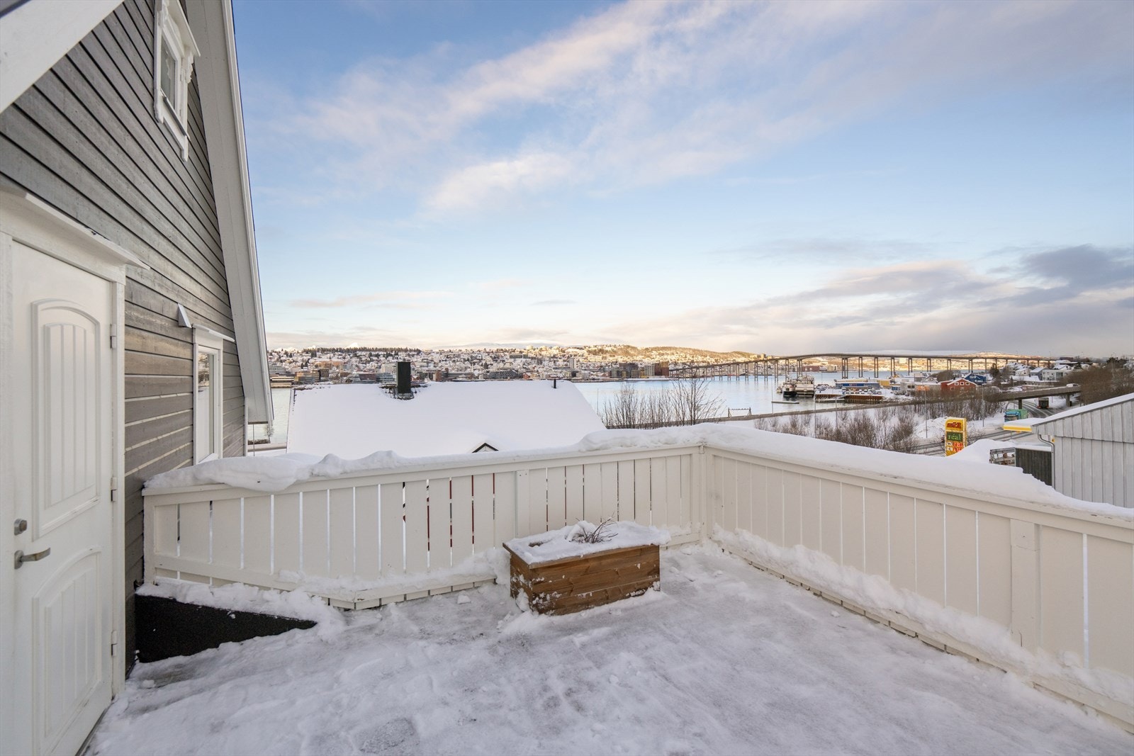 Terrassen er fint plassert ved leilighetens inngangsparti. Galleribilde