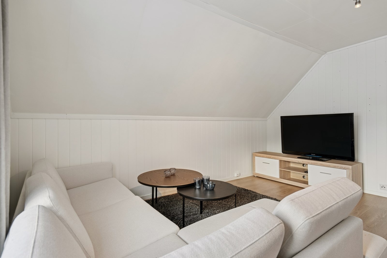 Gulvet er belagt med laminat, og veggene er kledd med malte plater. Galleribilde