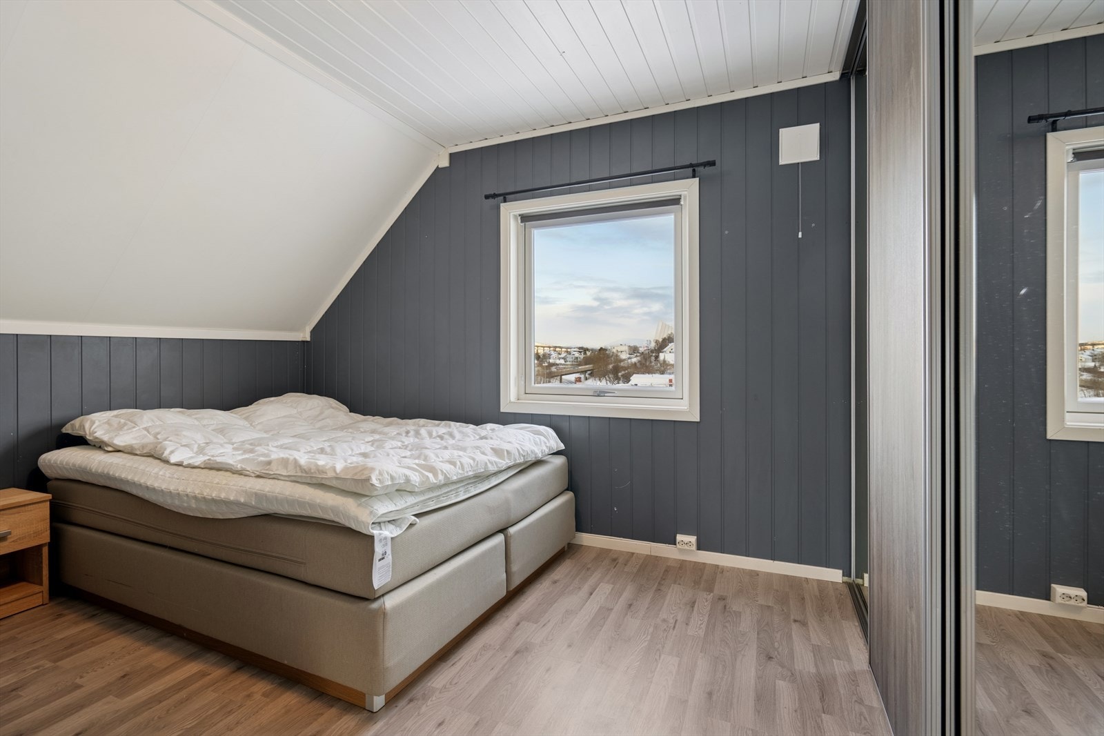 Rommet har god plass til både seng og øvrige møbler, og byr i tillegg på rikelig oppbevaringsmuligheter i en romslig skyvedørsgarderobe. Galleribilde