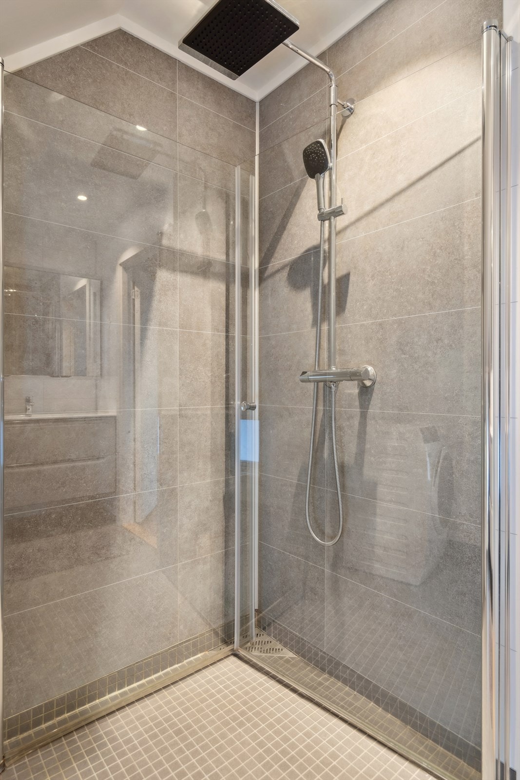 Dusjhjørne med innfellbare glassvegger. Galleribilde