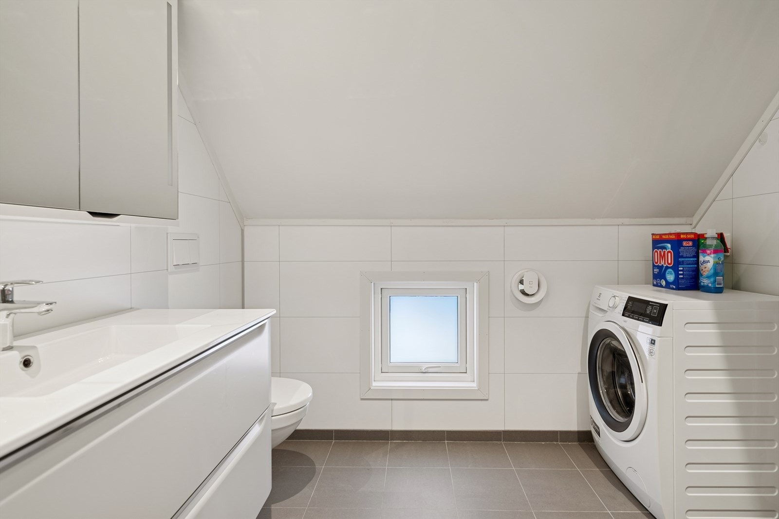 Badet ble renovert i 2018 og har flislagt gulv med elektriske varmekabler. Veggene er kledd med baderomsplater. Galleribilde