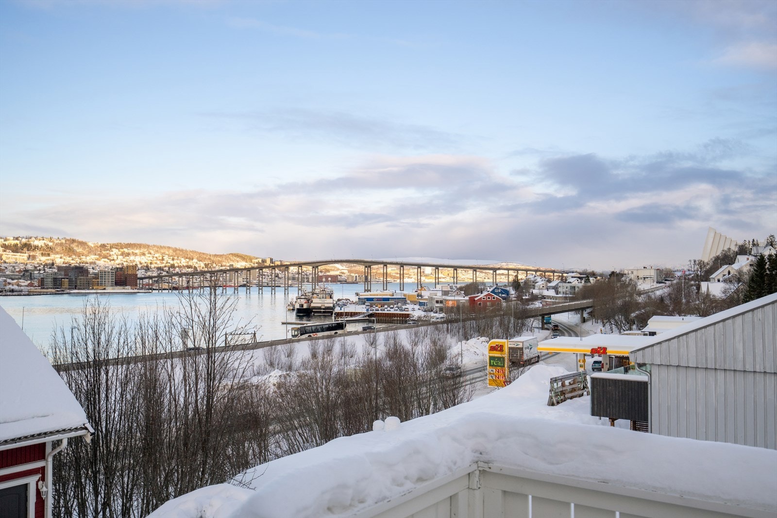 Offentlig transport er lett tilgjengelig, med Tromsø sentrum kun ca. 5 minutters kjøretur unna, noe som gir enkel tilgang til byens fasiliteter. Galleribilde