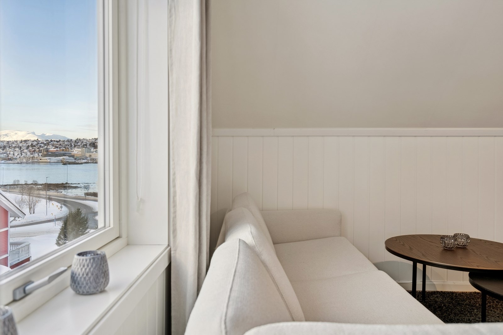 Boligen har utsikt over nærområdet, Tromsøysundet og Tromsøya. Galleribilde