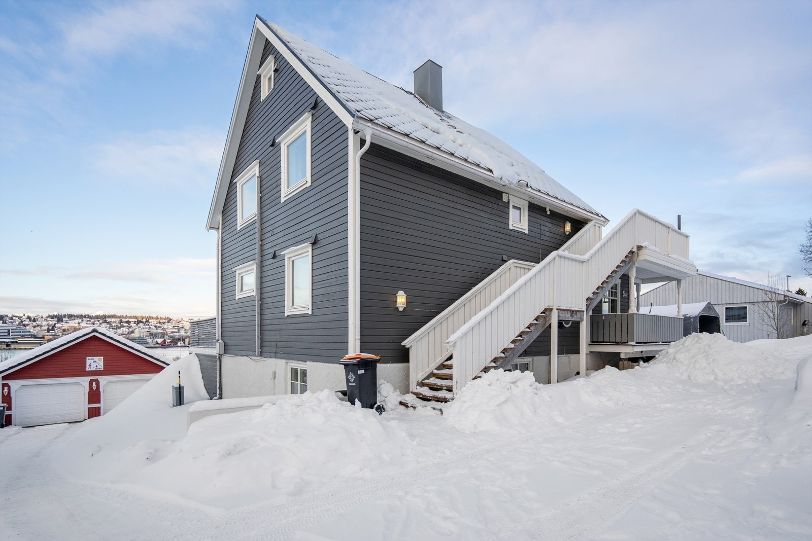 Leiligheten har en praktisk og innbydende utvendig trappeadkomst som leder deg direkte til inngangspartiet. Galleribilde