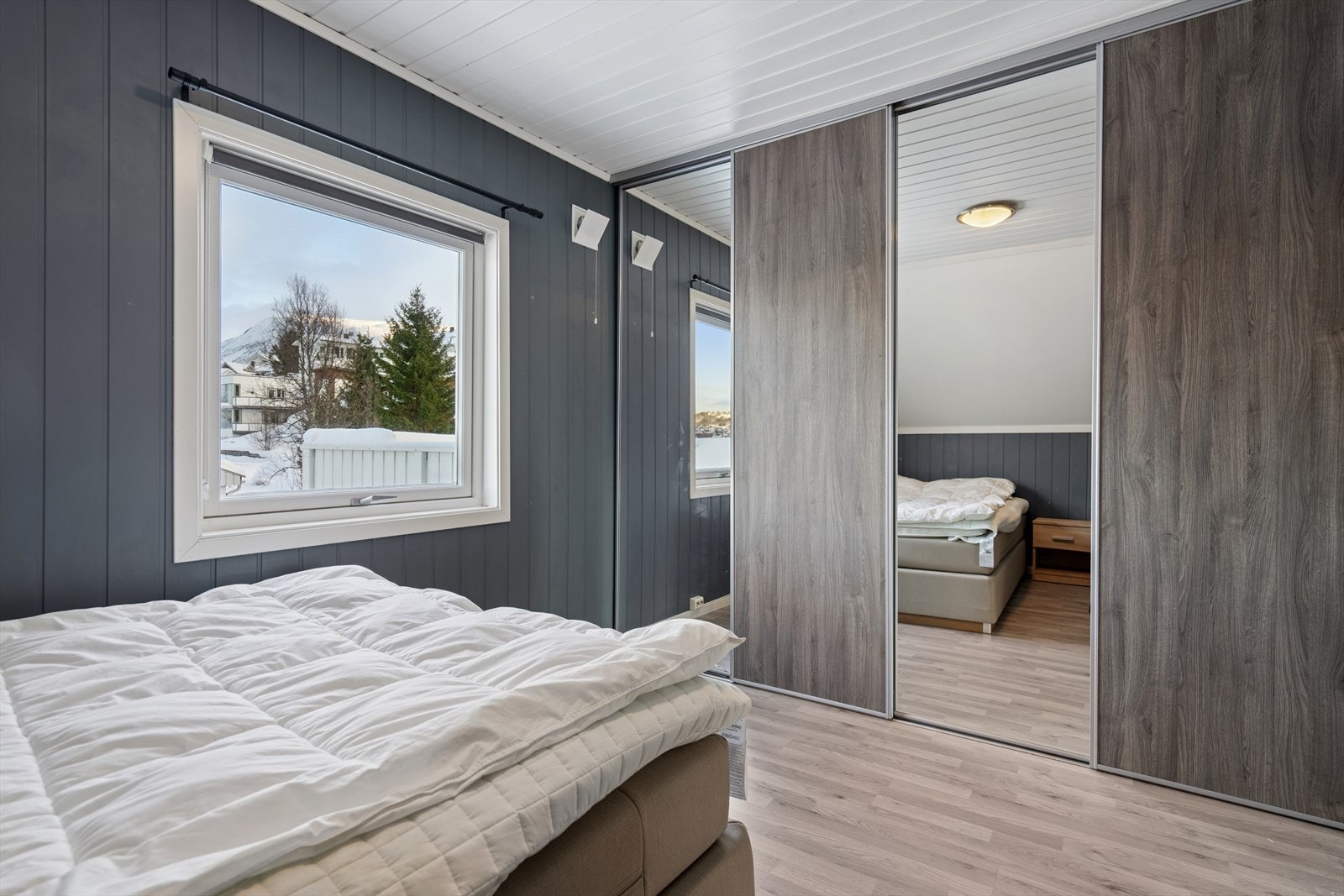 Soverom av god størrelse med adkomst fra stuen. Galleribilde