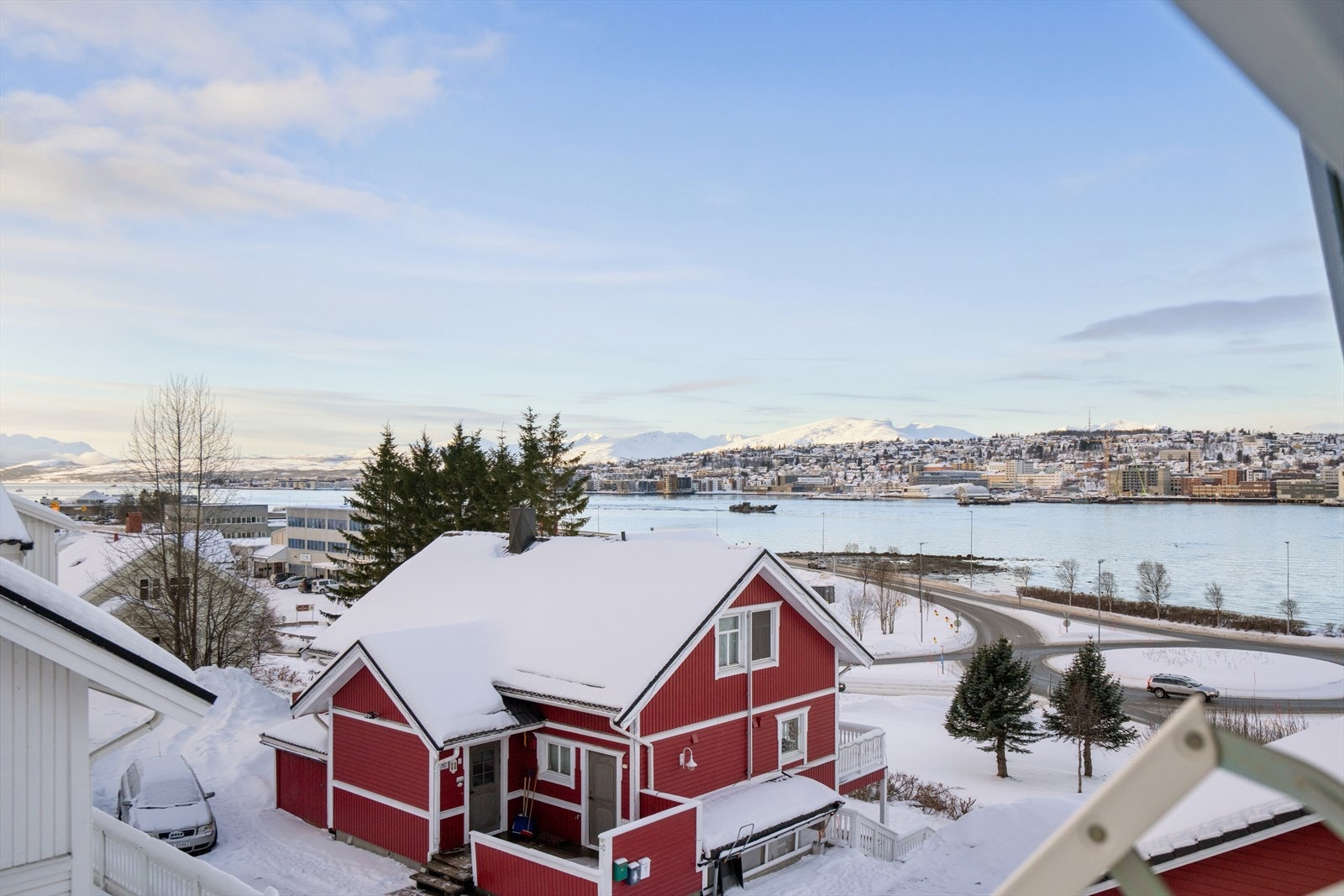 Dagligvarehandelen kan du ta på Coop Extra Tromsdalen eller Eurospar Tromsdalen som ligger henholdsvis 5 og 9 minutters gange unna. Galleribilde