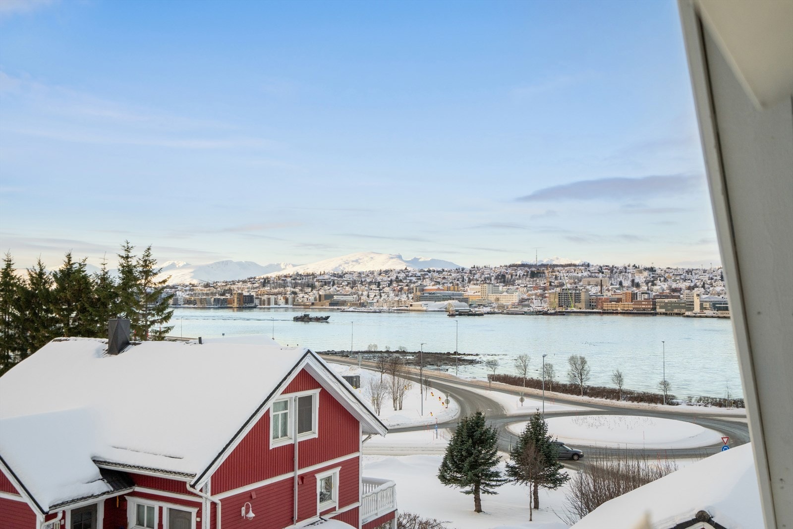 Tar du turen over til Tromsø sentrum så finner du handlegater og en rekke koselige caféer, kino, bibliotek, kulturhuset, Hålogaland teater, Polaria, og en rekke andre museer. Galleribilde