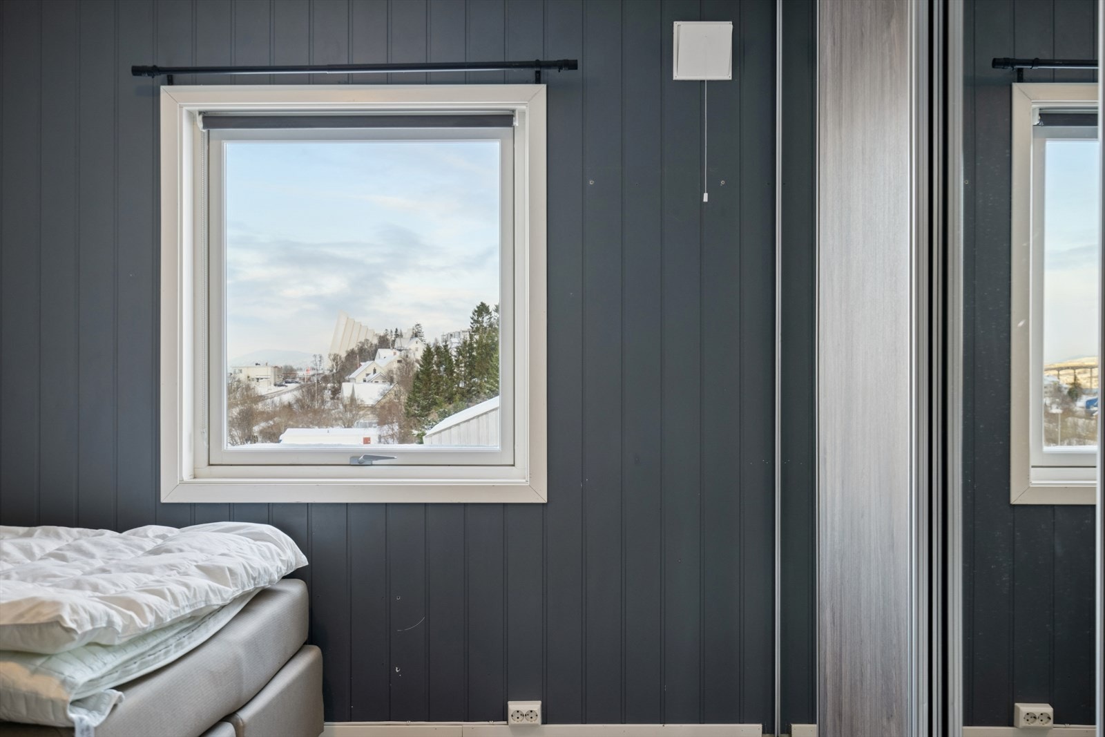 Fra soveromsvinduet har du utsikt mot den vakre Ishavskatedralen. Galleribilde