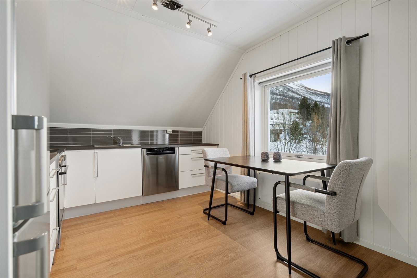 Kjøkkenet gir rom for en praktisk spiseplass. Galleribilde