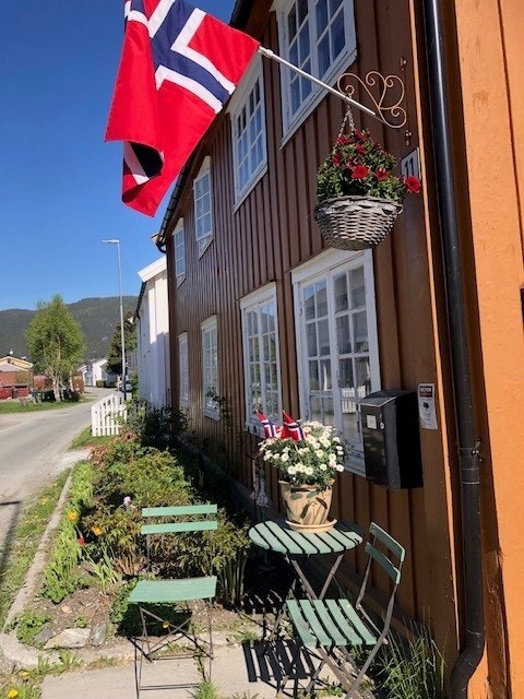 Bildene som følger er tatt av dagens eiere for å vise eiendommen på sommeren. Galleribilde