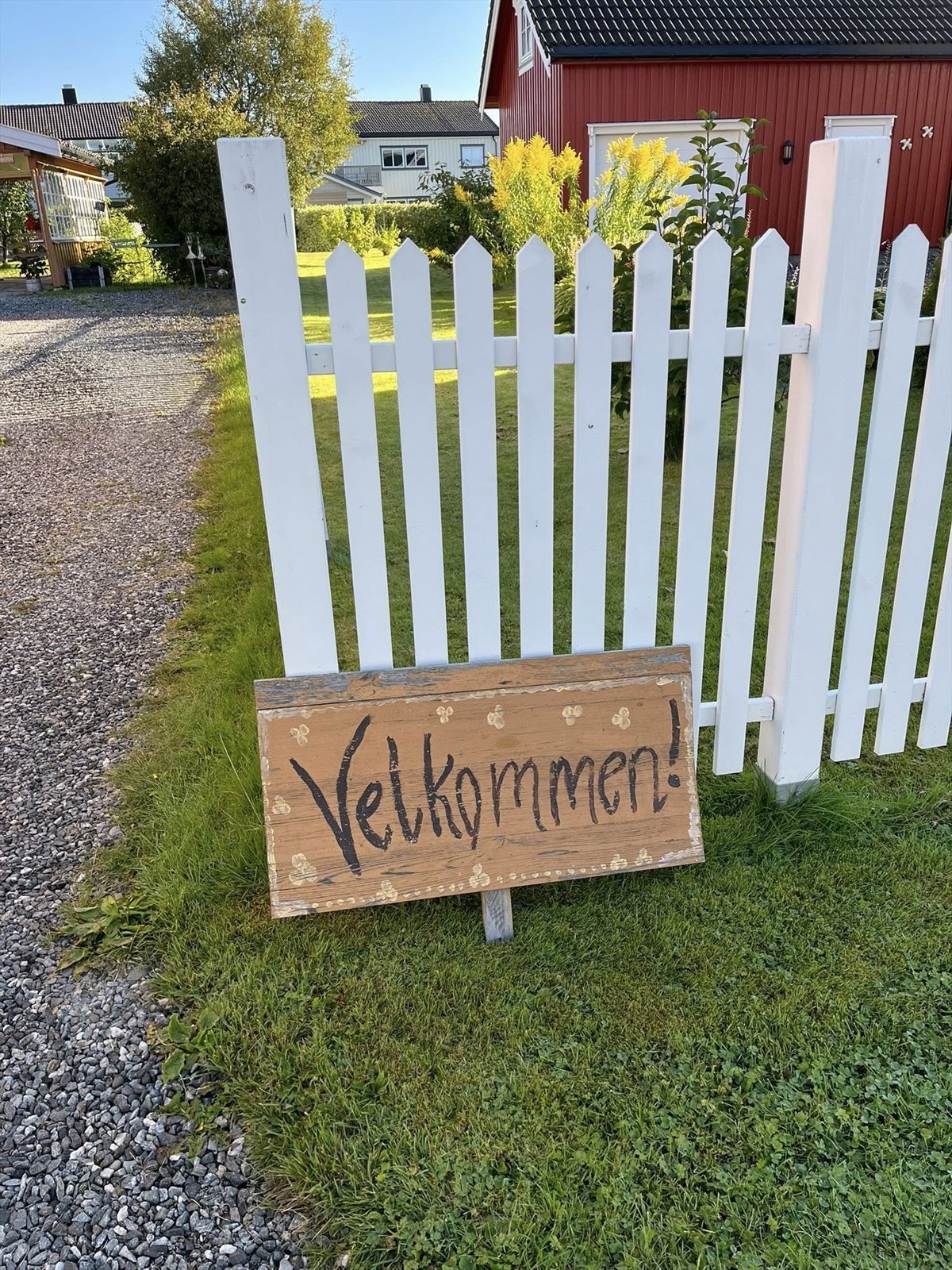 Dagens eiere har hatt mange sammenkomster og arrangement i bakgården. Mange vil gjerne besøke vakre Nerøra. Flere går forbi når de går Digital Kultutsti, som har 11 punkter med barnefilmer og lokalhistorie. Galleribilde