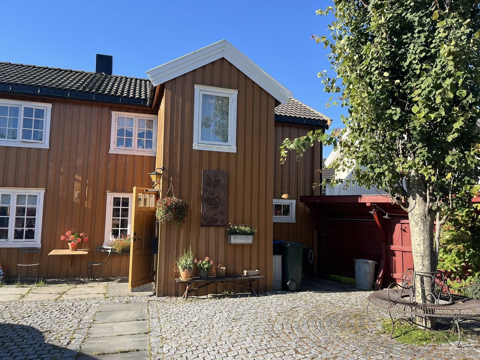 Flat eiertomt som er særdeles flott opparbeidet. Galleribilde