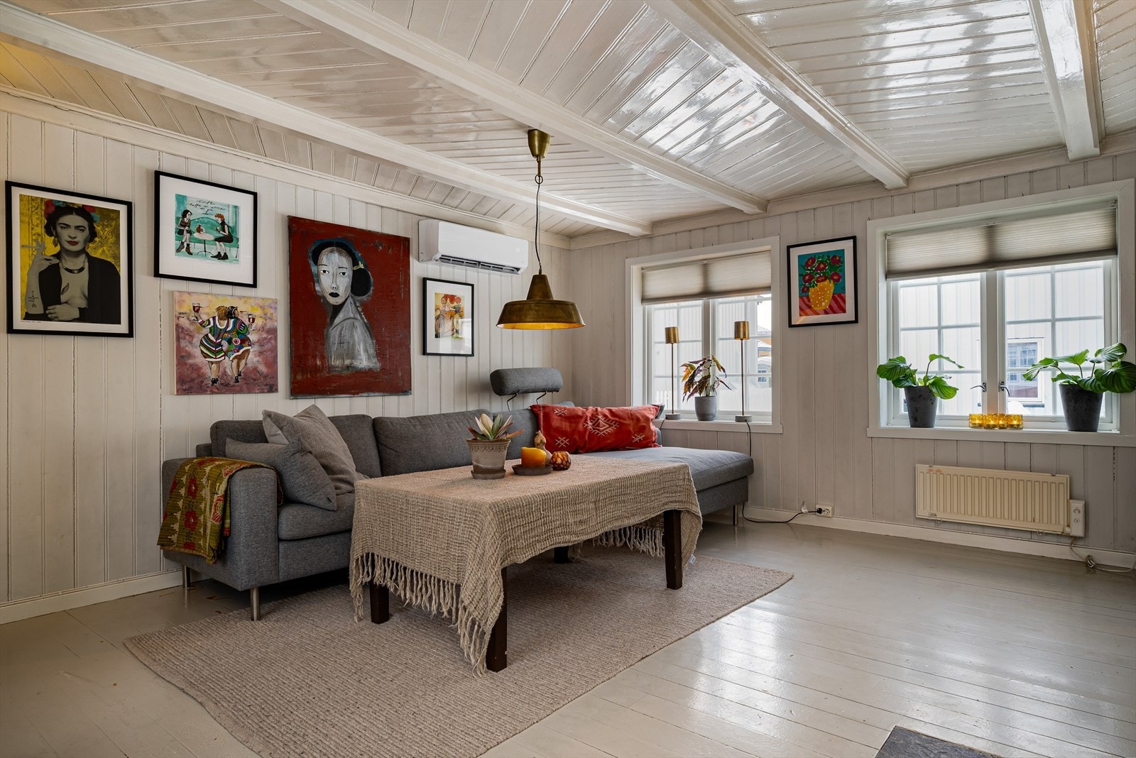 Koselig stue malt i lune farger. Galleribilde