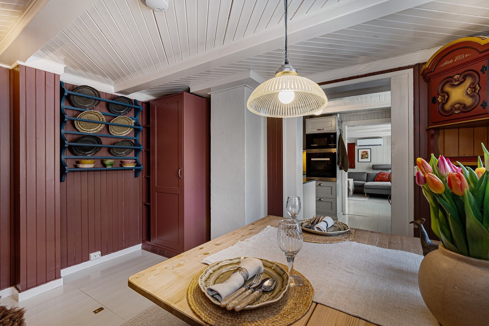 Spisestue i nær tilknytning til kjøkkenet. Galleribilde