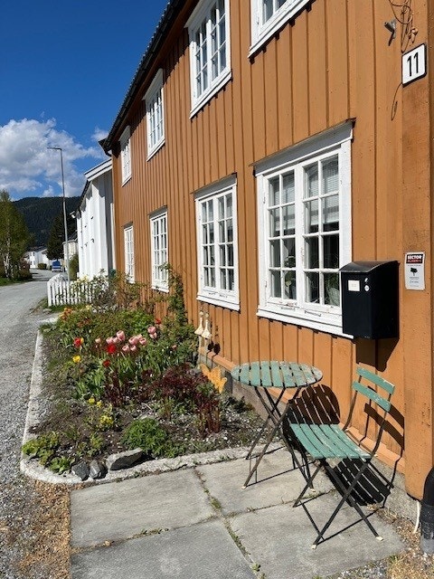 For den sosiale kan man nyte sommerdagen og slå av en prat med forbigående i Fjordgata. Galleribilde