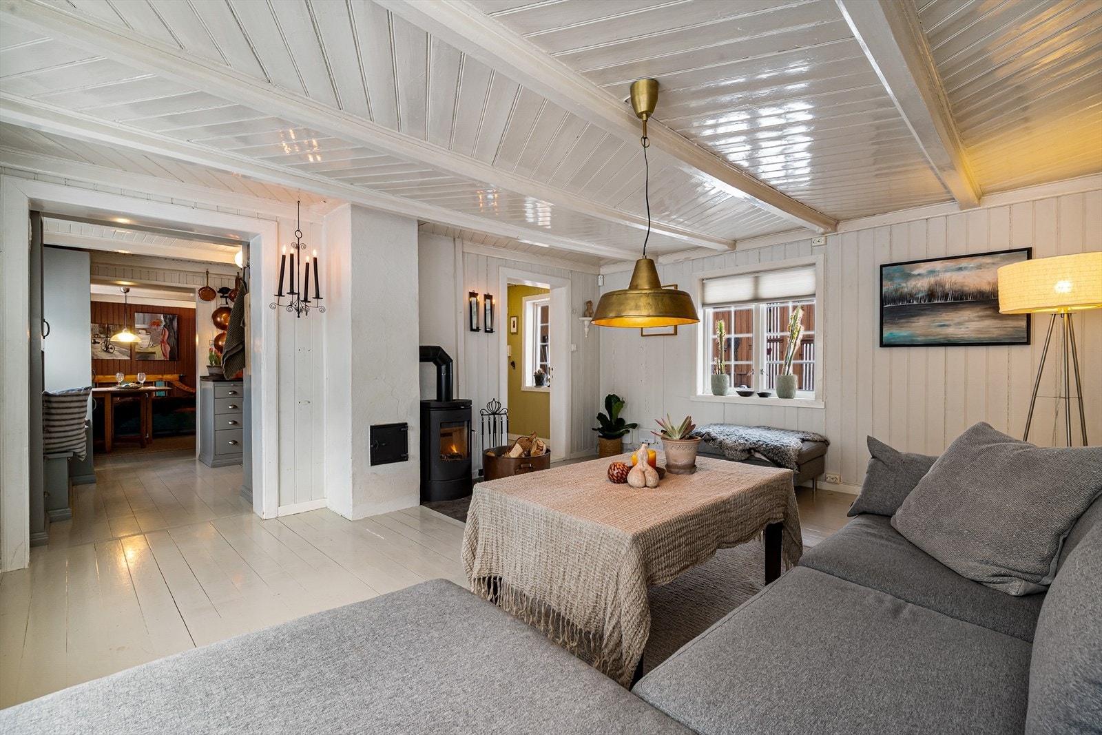 Det er god plass til sofagruppe på stua. Galleribilde