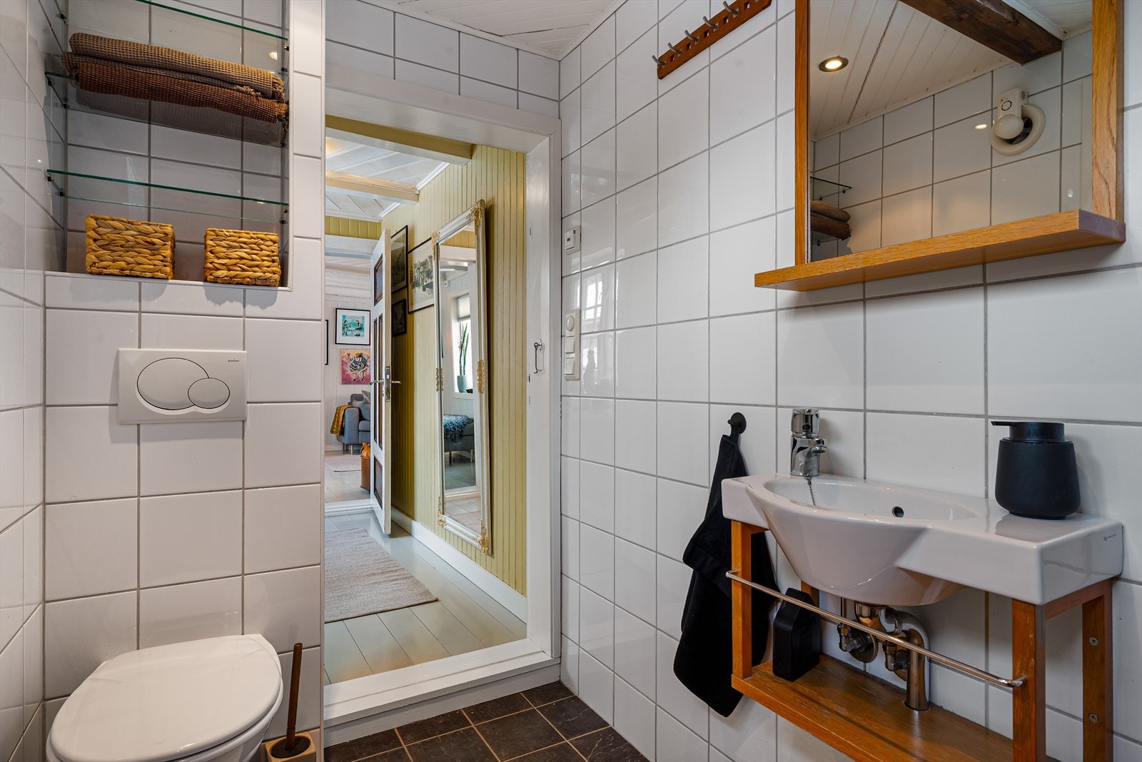 Det er bad i begge etasjene. Dette er badet i 1. etasje. Galleribilde