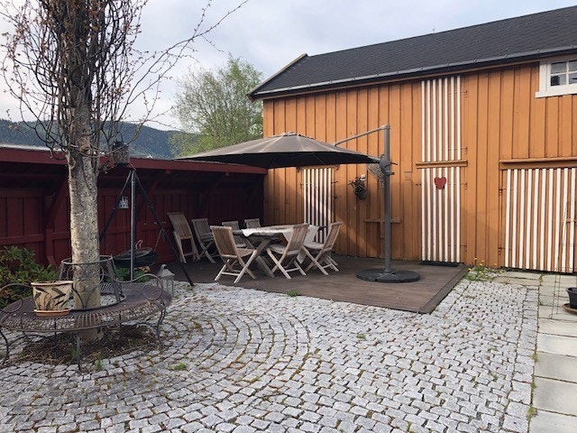 Steinheller og barfotganger i bakgården. Galleribilde