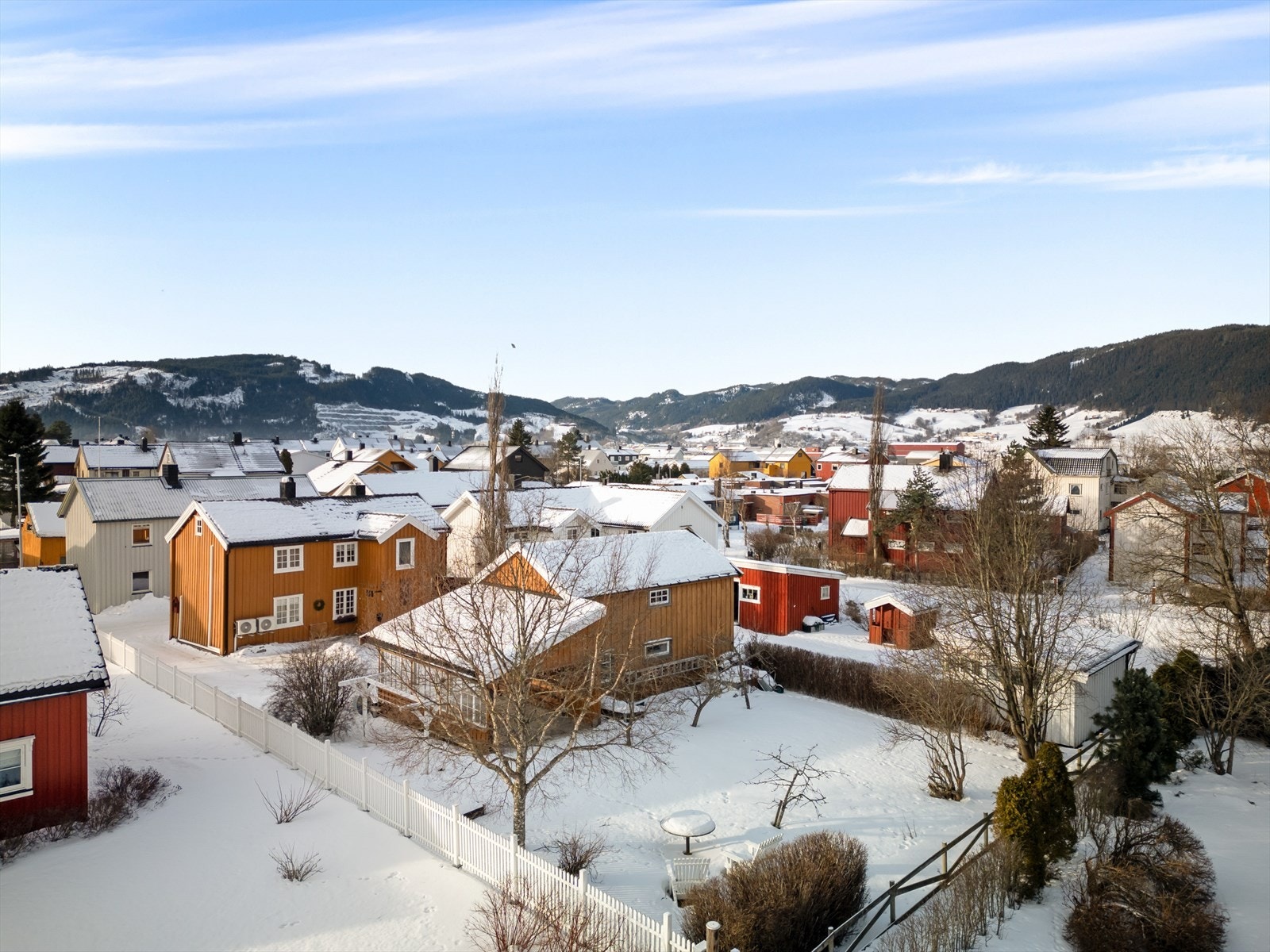 Tomten er svært pent opparbeidet med brostein, beplantning og skjermet av med gjerde mot nabo. Galleribilde