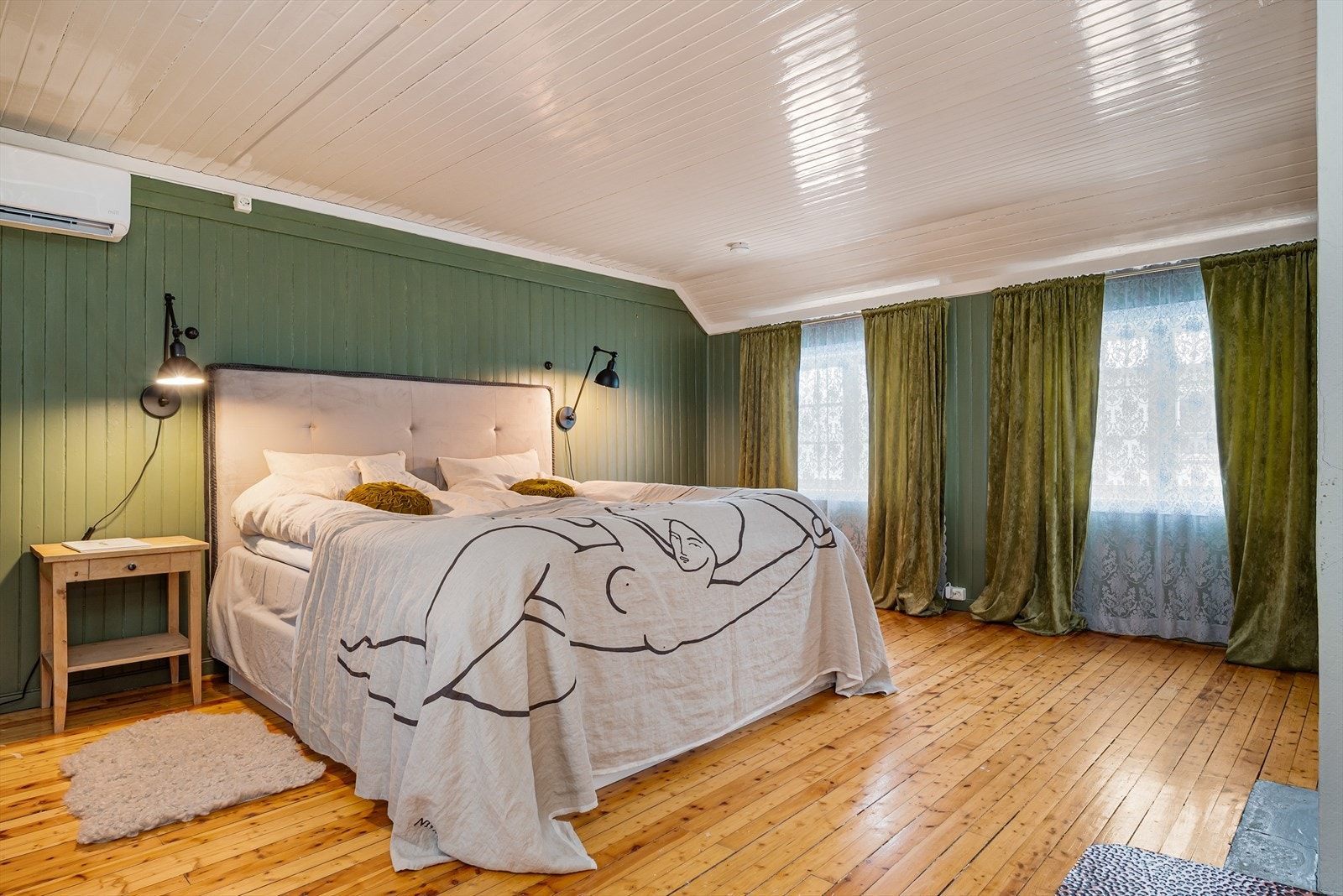 Det er tre soverom i boligen, samtlige er plassert i 2. etasje. Galleribilde