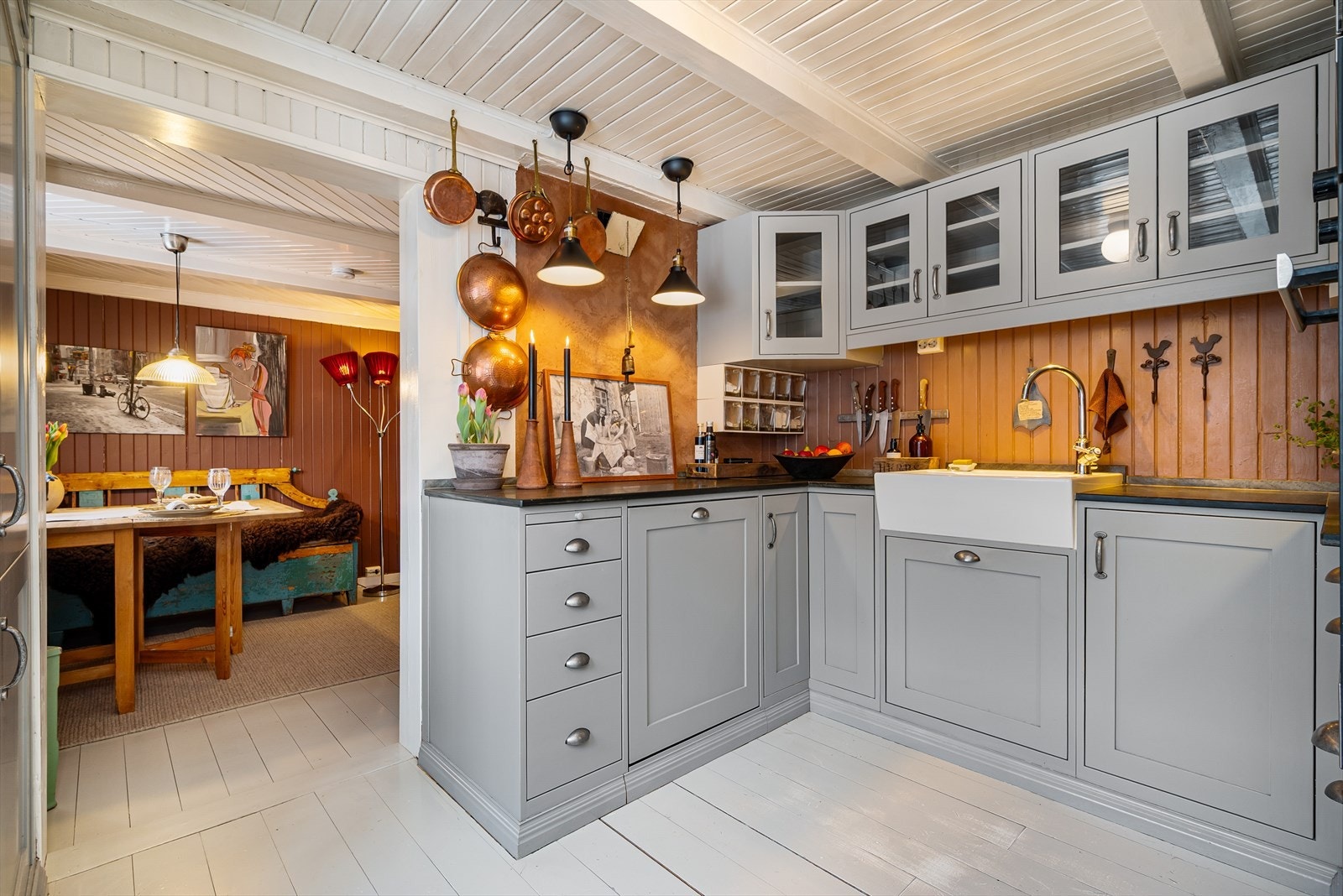 Flott plassbygd kjøkken fra Rennebu snekkeri. Galleribilde