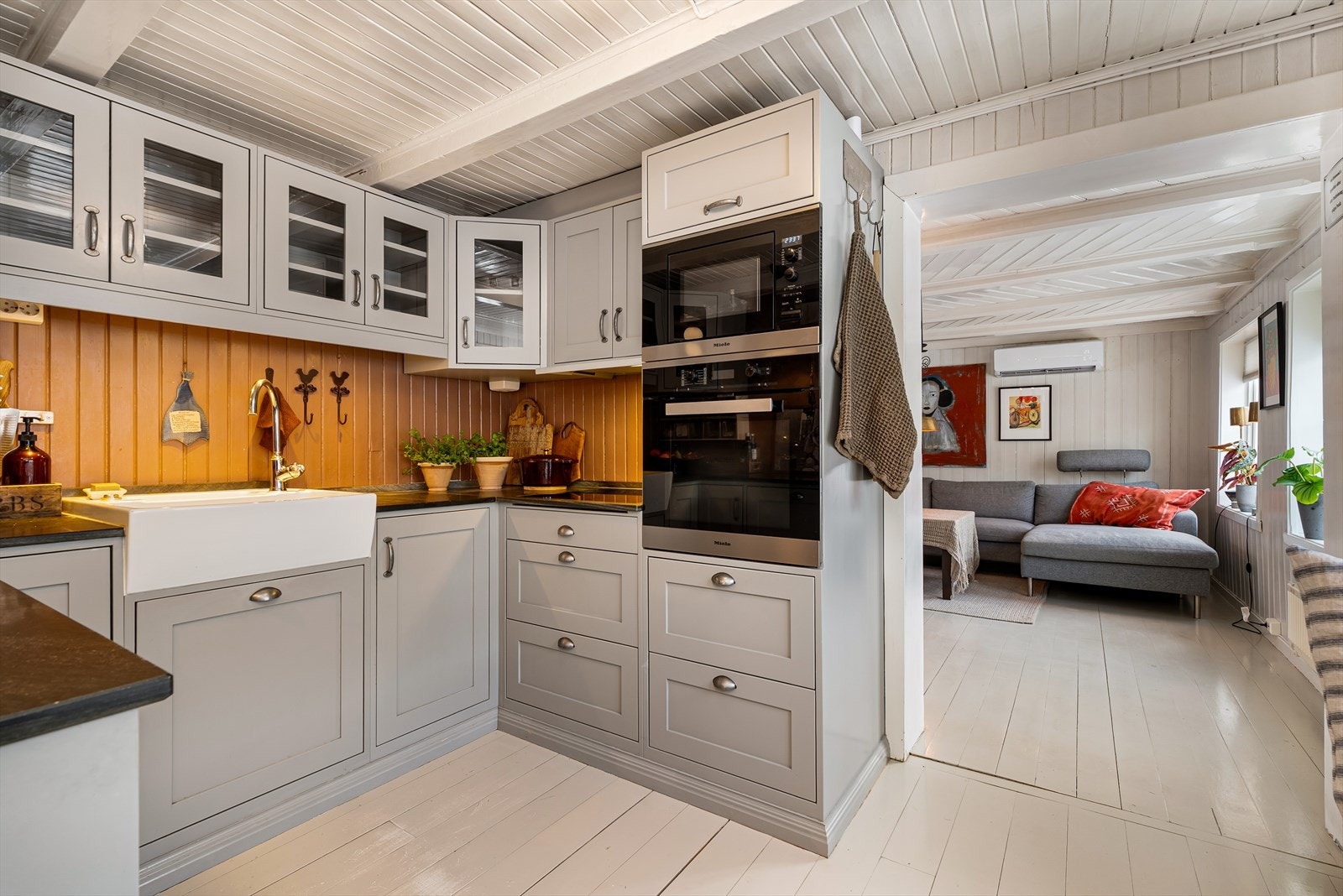 Kjøkkenet er renovert av dagens eiere. Galleribilde