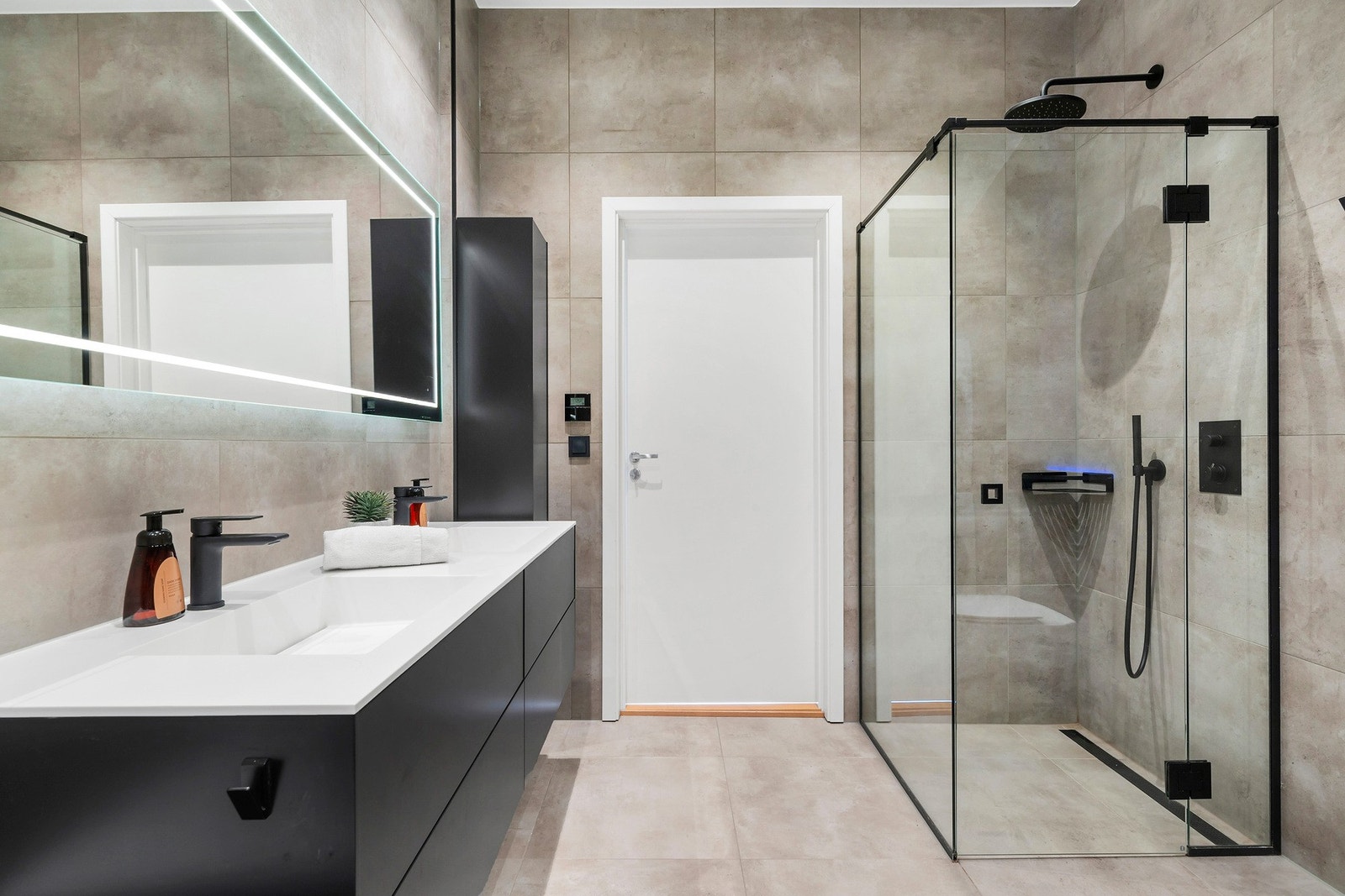 Badet i 3. etasje har dobbel servantinnredning, elegant slukrenne i dusjen og helflisede overflater. Galleribilde