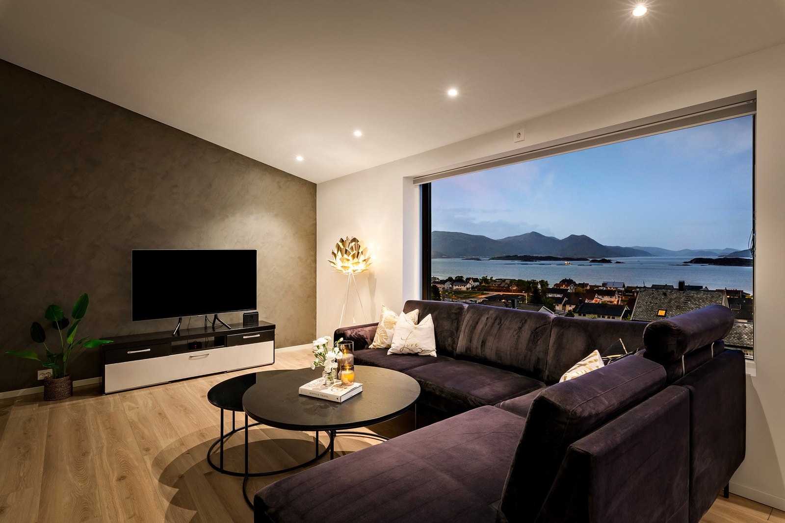 Sett på musikken du elsker, finn en god bok eller velg favoritten fra Netflix og nyt hjemmet ditt! Galleribilde