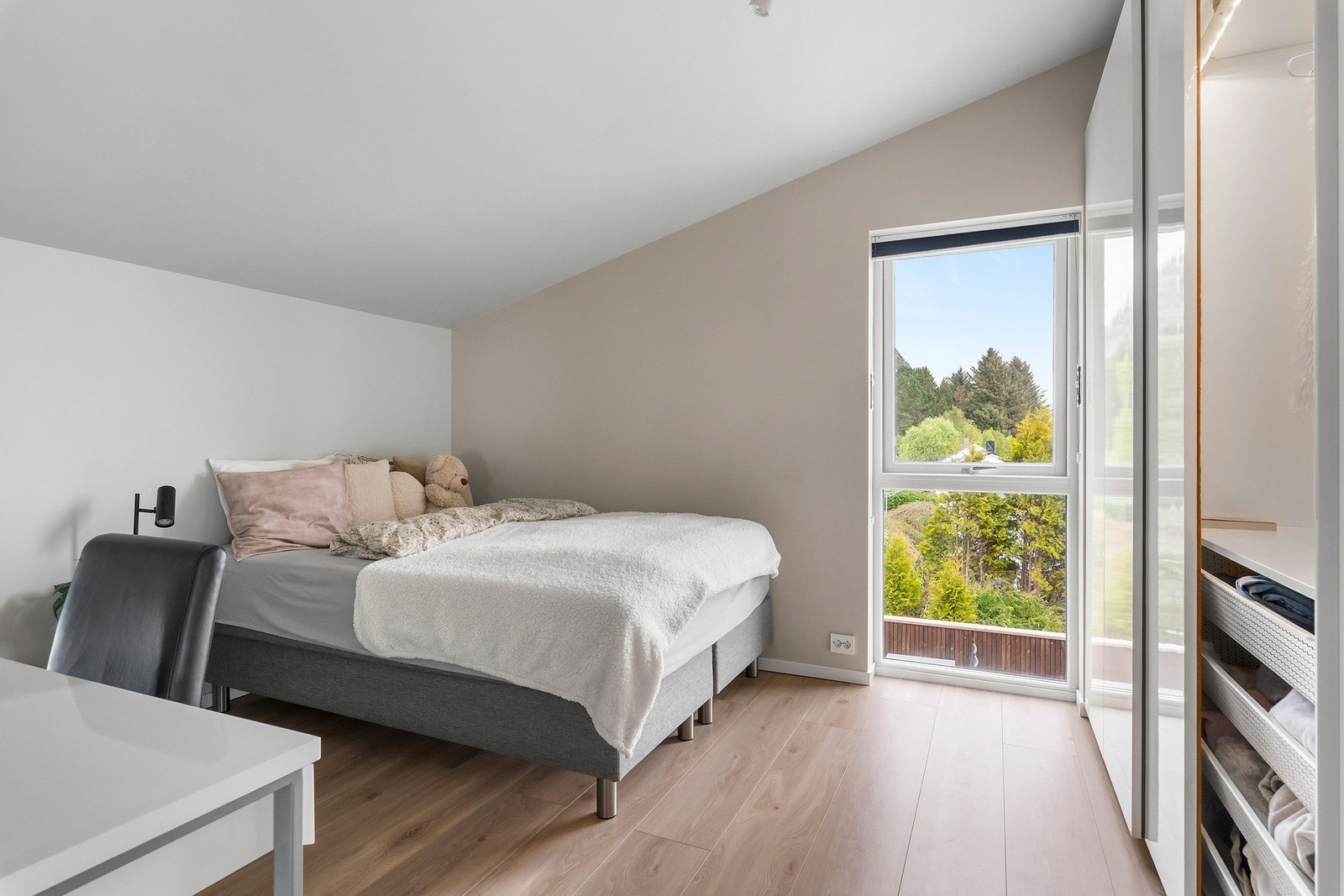 Soverommet til husets prinsesse har vindu mot nord og selvsagt skyvedørsgarderobe. Galleribilde