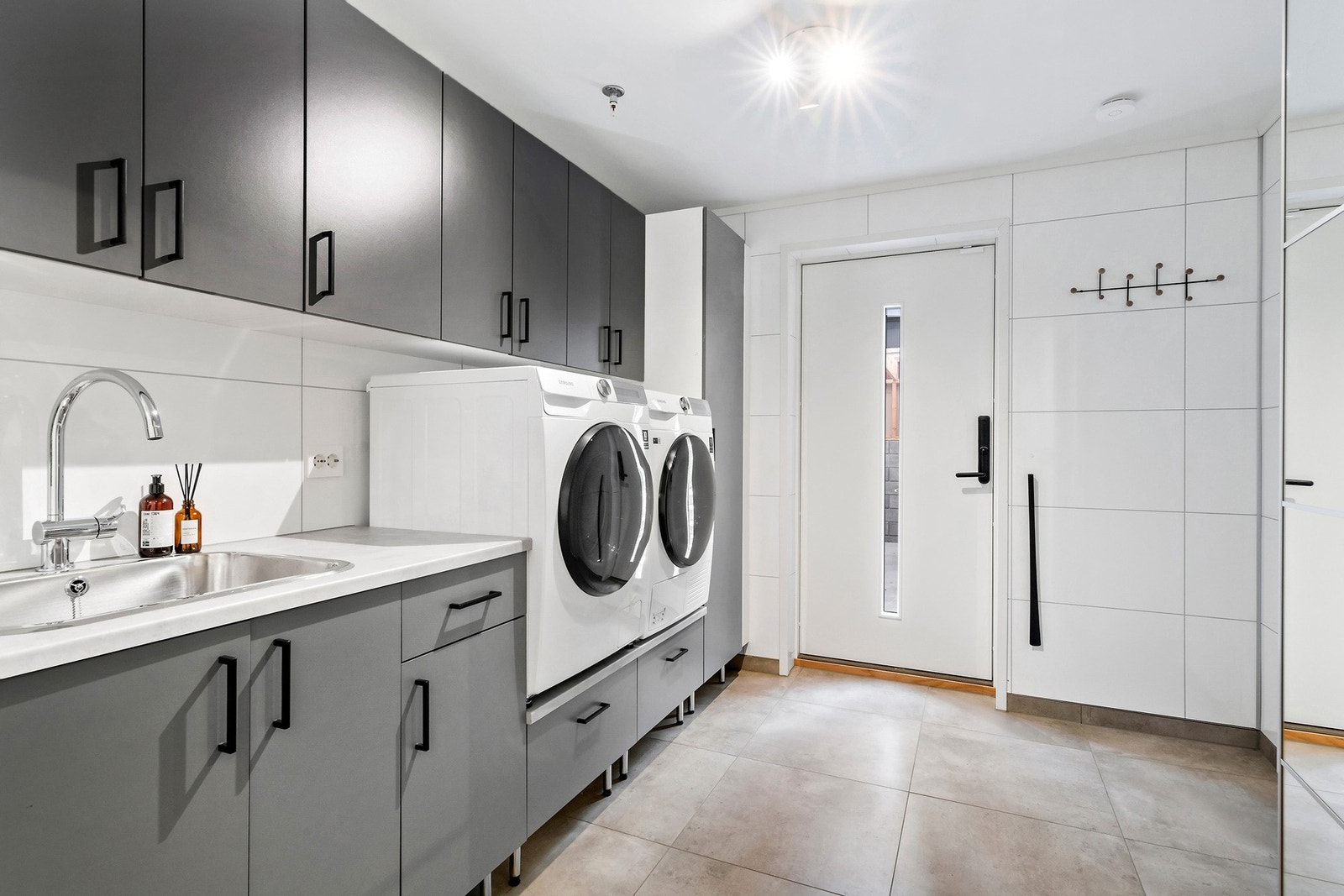 Vaskerommet i hovedetasjen har dør ut til uteområde og hagestue, legg merke til all skapkapasiteten. En drøm av av et vaskerom. Galleribilde