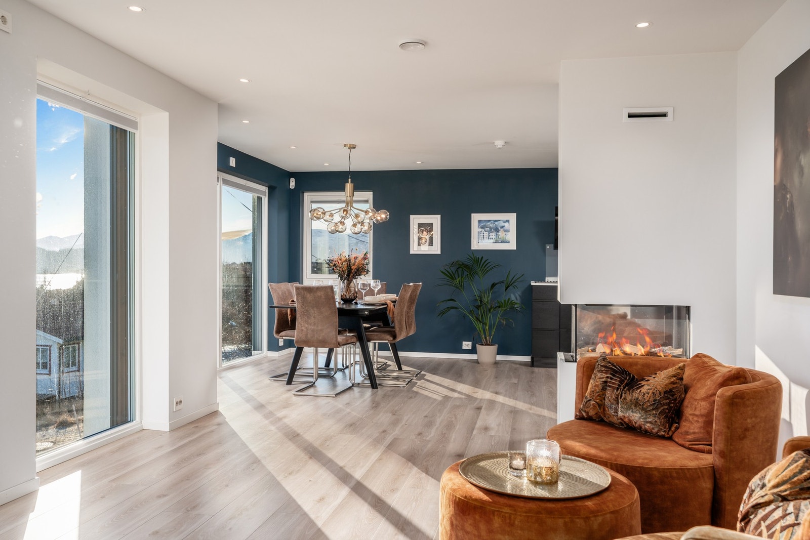 Elegant gasspeis med glassfronter i overgangen stue/kjøkken. Boligen har for øvrig gulvvarme. Galleribilde