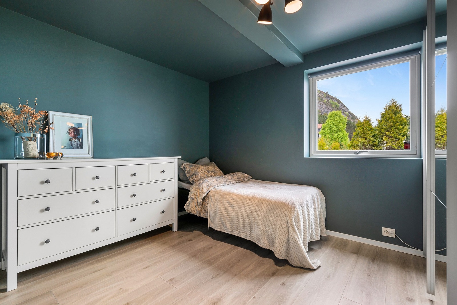 Soverommet i hovedetasjen. Øvrige soverom er i toppetasjen, foruten om de 3 som er i utleiedelen. Galleribilde