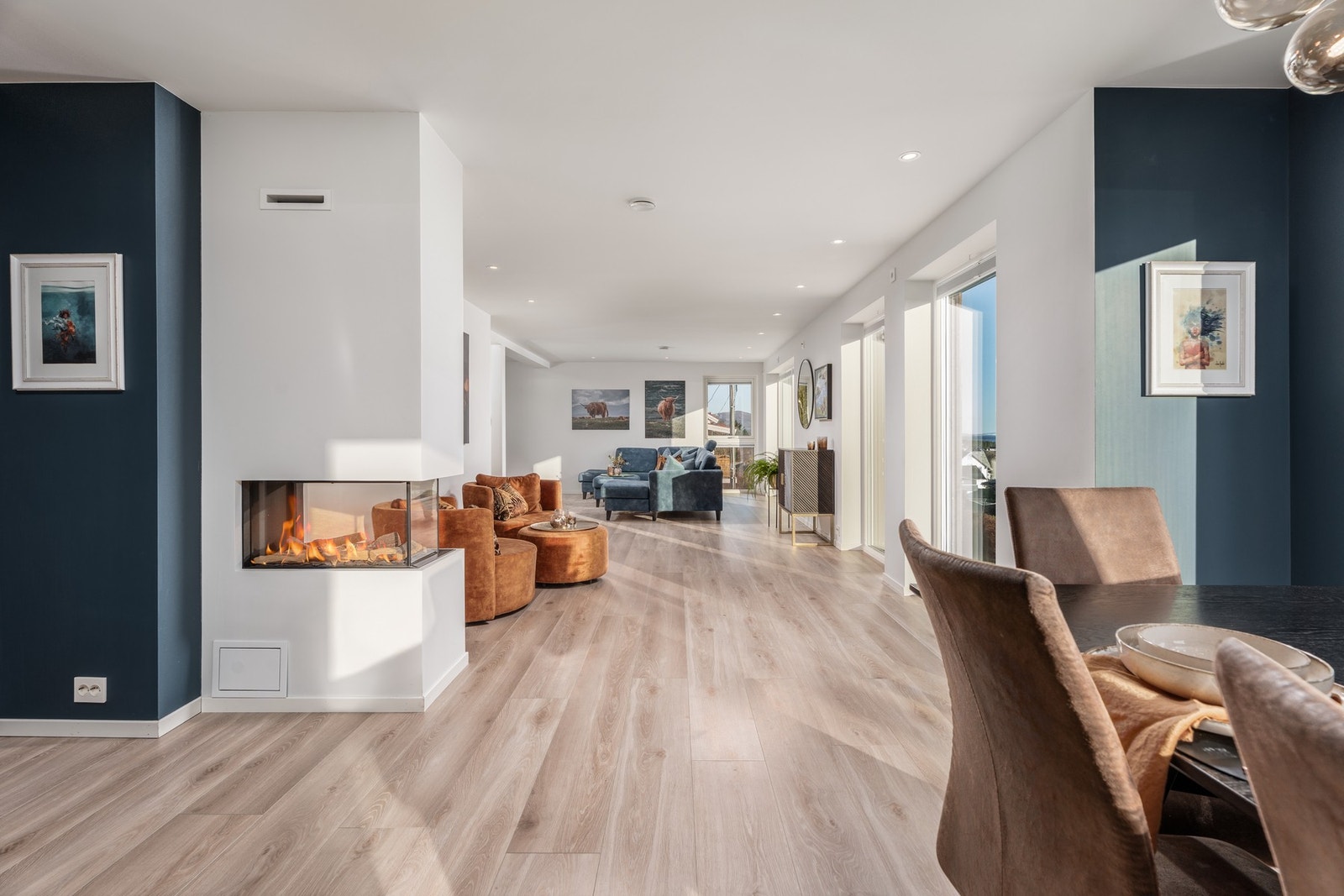 De pene gulvene og listfrie overganger mellom veggflater og himling gir boligene et tidløst, elegant og lunt inntrykk. Galleribilde