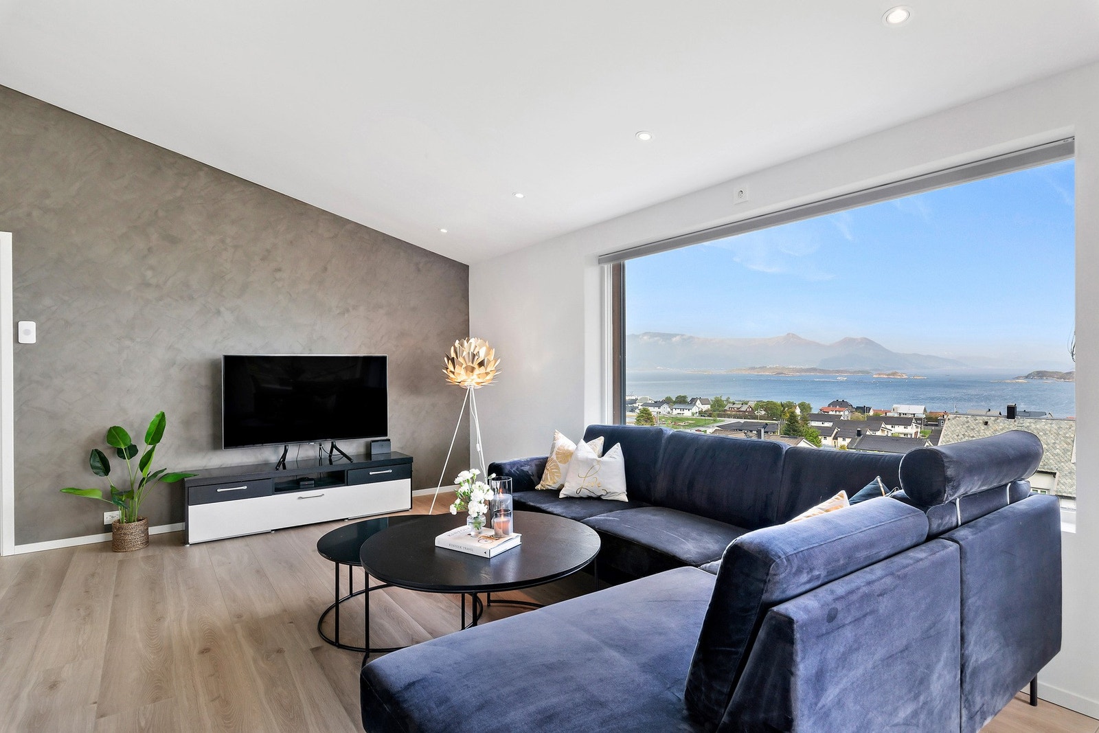 Dersom du klarer å dra blikket bort fra den flotte sjøutsikten, så legg merke til takhøyden og innfelte lyspunkt i himlingen. Galleribilde