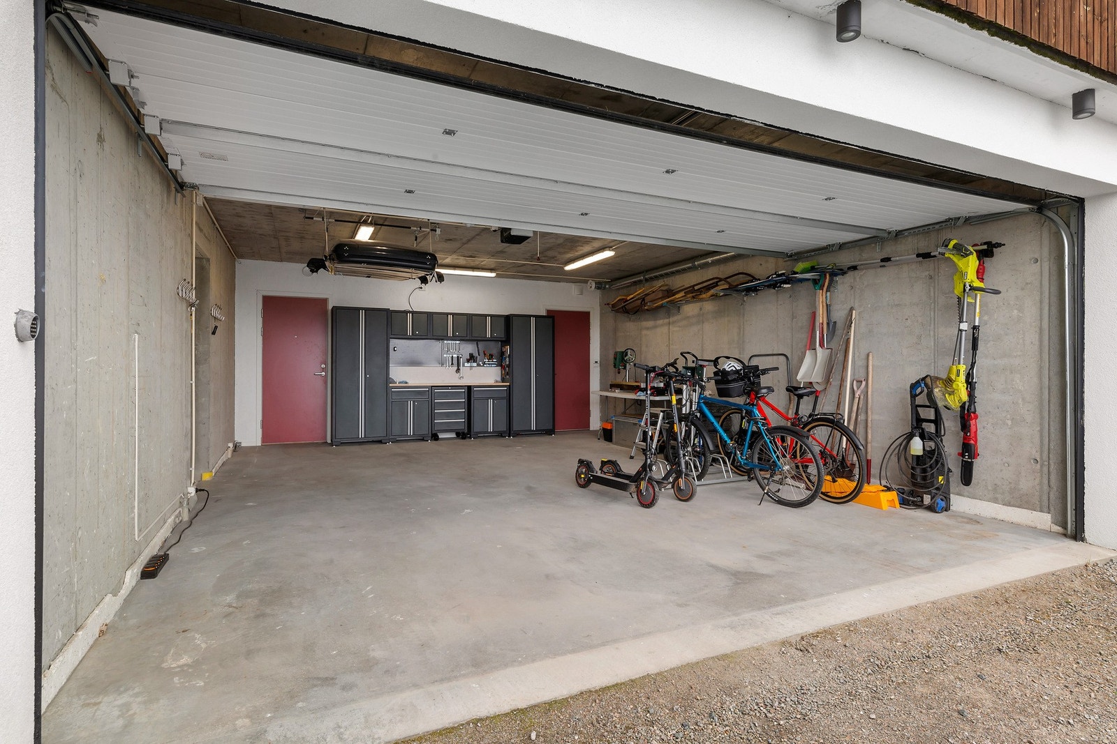 Garasjen har elbil lader og innredningen er fra 2024. Bredde på port 5,3 x 2,1m. Verdt å notere seg at det er gulvvarme også i garasjen. Dører til WC og treningsrom. Galleribilde