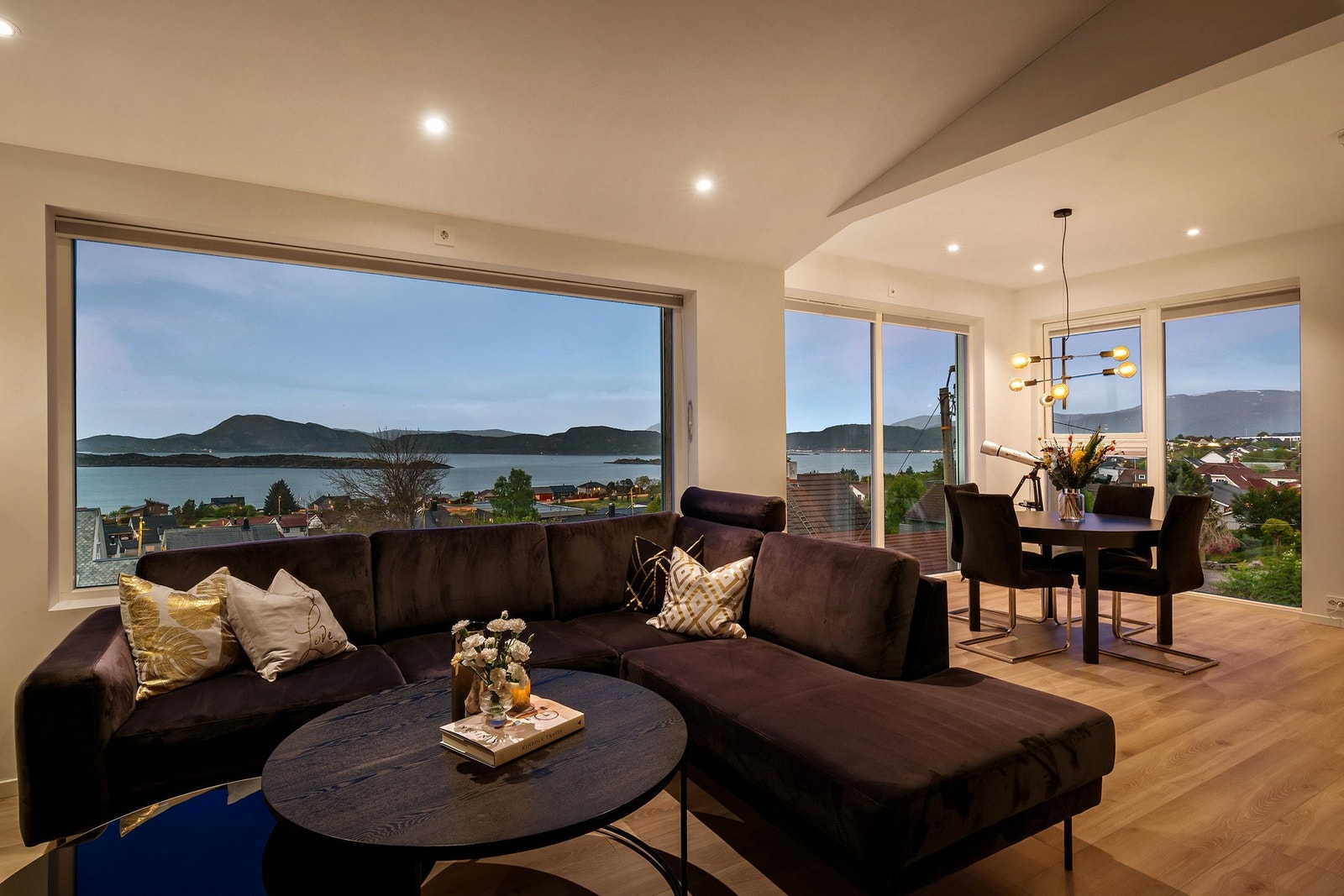 Tips til deg; ta med målbånd eller annet måleverktøy til visningen. Trivselsfaktoren scorer høyt i Øvre Nordstranda 40. Galleribilde