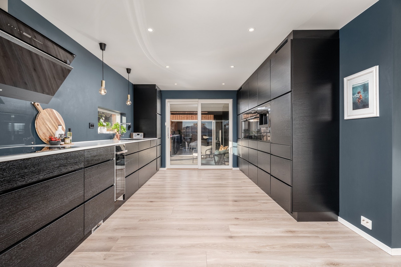 Det lekre kjøkkenet, som for øvrig har induksjonstopp på 80cm, har praktisk og direkte tilgang til hagestue og uteområde. Dette vil du komme til å sette stor pris på. Galleribilde