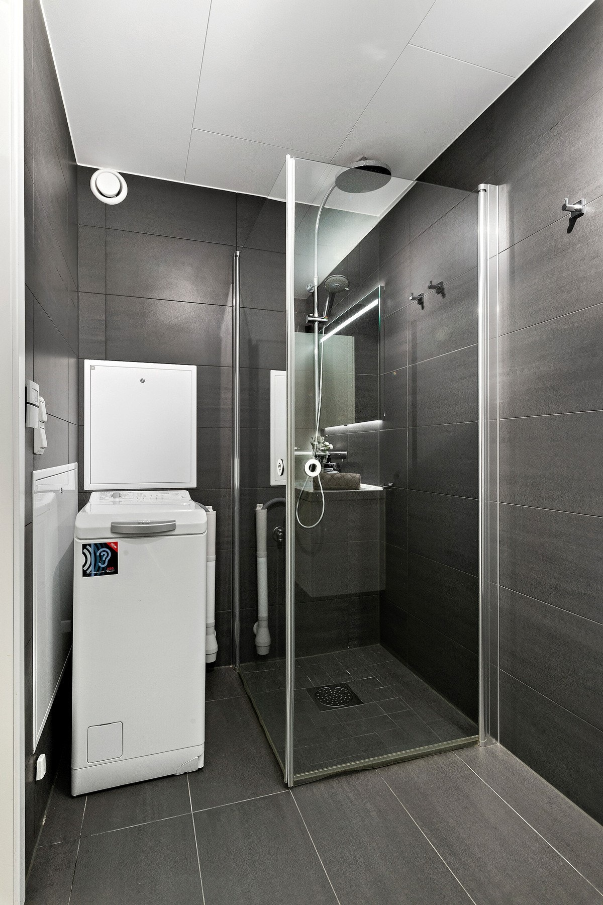 Badet i utleiedelen har også opplegg for vaskemaskin og selvsagt vannbåren gulvvarme. Galleribilde