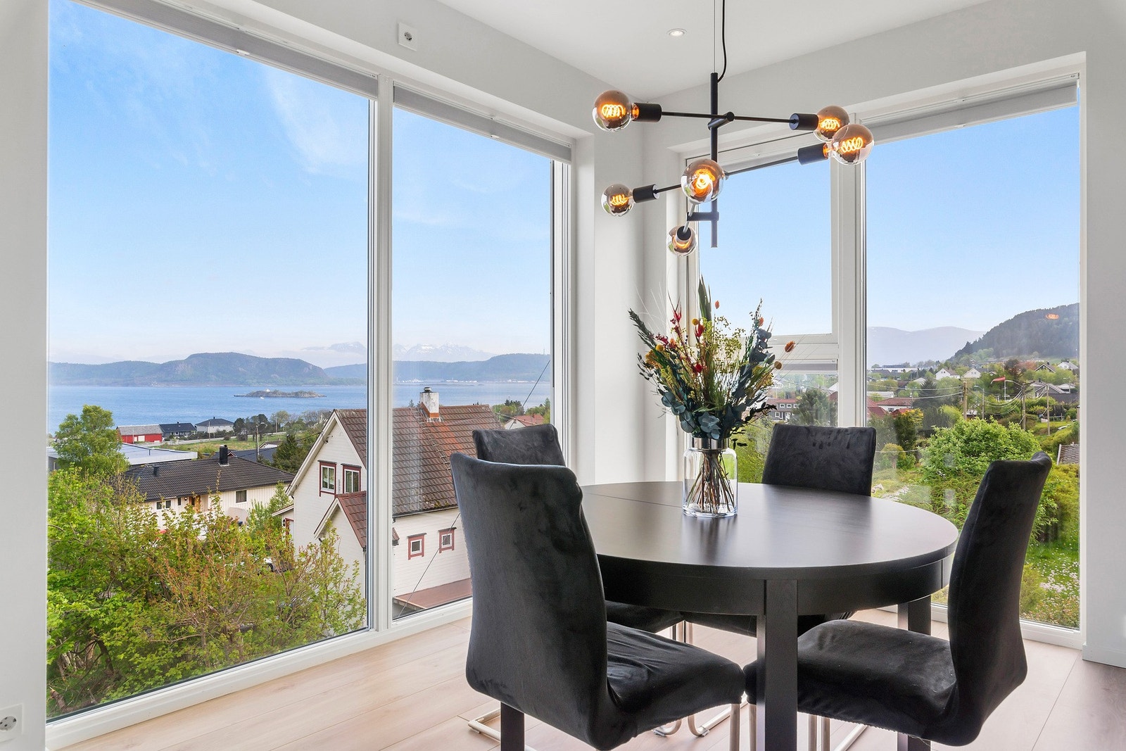 Her kan du også nyte middagen din i 3. etg med en flott utsikt. Boligen har for øvrig 3-lags vinduer fra 2018/2019. Galleribilde