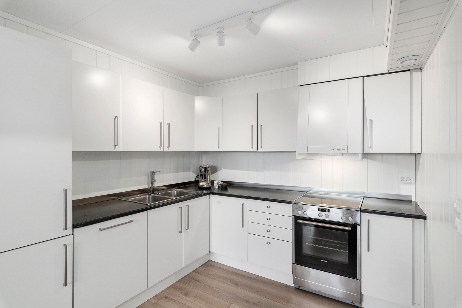 Pent kjøkken i utleiedelen, integrerte hvitevarer, frittstående komfyr, vannstoppsystem og komfyrvakt. Avtrekk fra kjøkkenvifte ut til friluft. Galleribilde