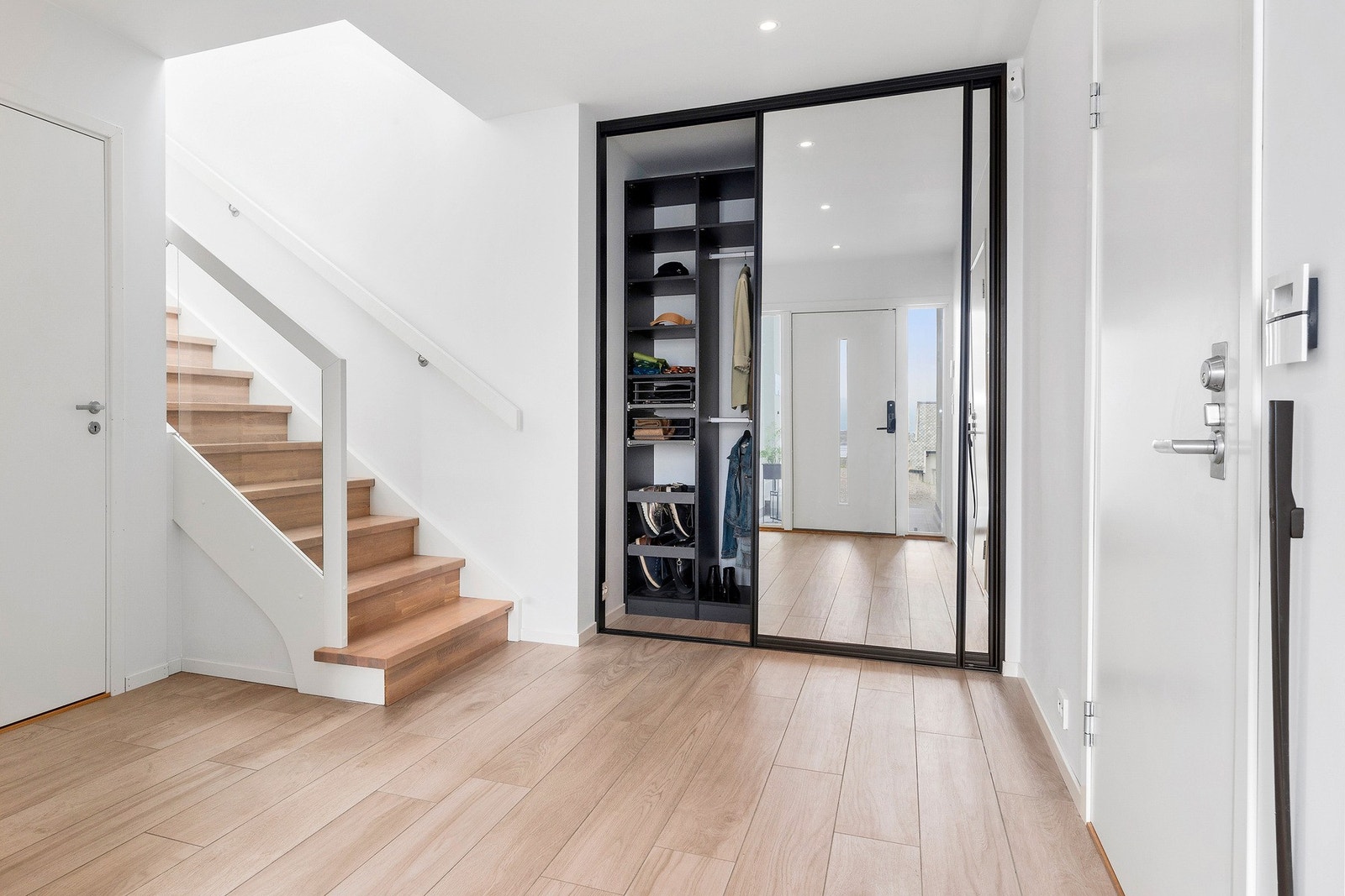 Entréen i hoveddelen har praktisk garderobeløsning, dør inn til venstre til teknisk rom og ikke minst dør til høyre, til garasjen. Galleribilde