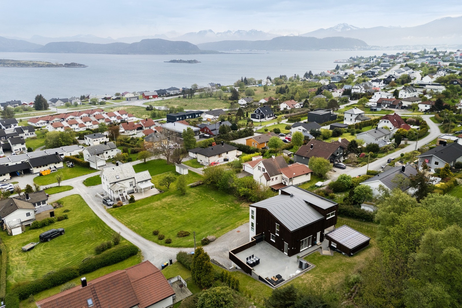 Nabolaget består av primært eneboliger og nyere småhusbebyggelse og man har kort veg til turområder. Galleribilde