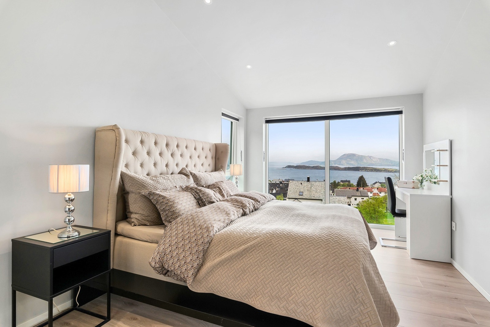 Mor og far sitt master bedroom har denne utsikten, som er like flott uansett værforhold. Galleribilde