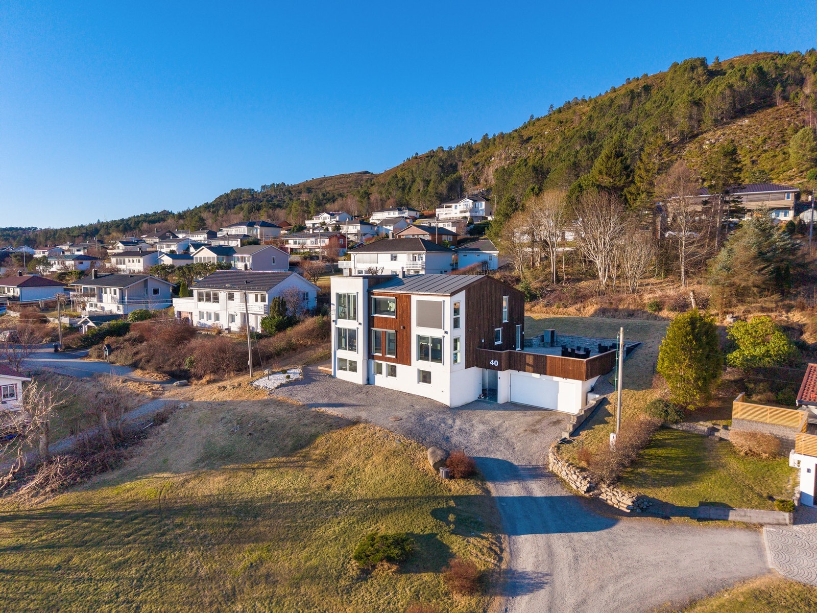 Beliggenhet i gate uten gjennomgangstrafikk og med kort veg til en liten fjelltur. Galleribilde