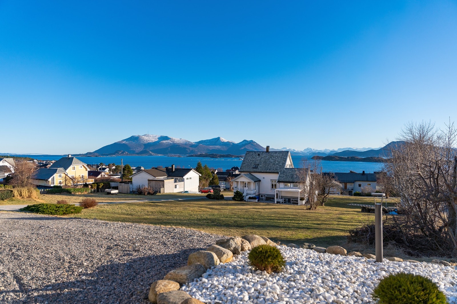 Flott utsikt fra eiendommen. Her ser du blant annet Gamlemsveten, Tverrbotshornet og mot Søvika samt innover mot Grytafjorden. Lepsøybroa helt til venstre. Galleribilde