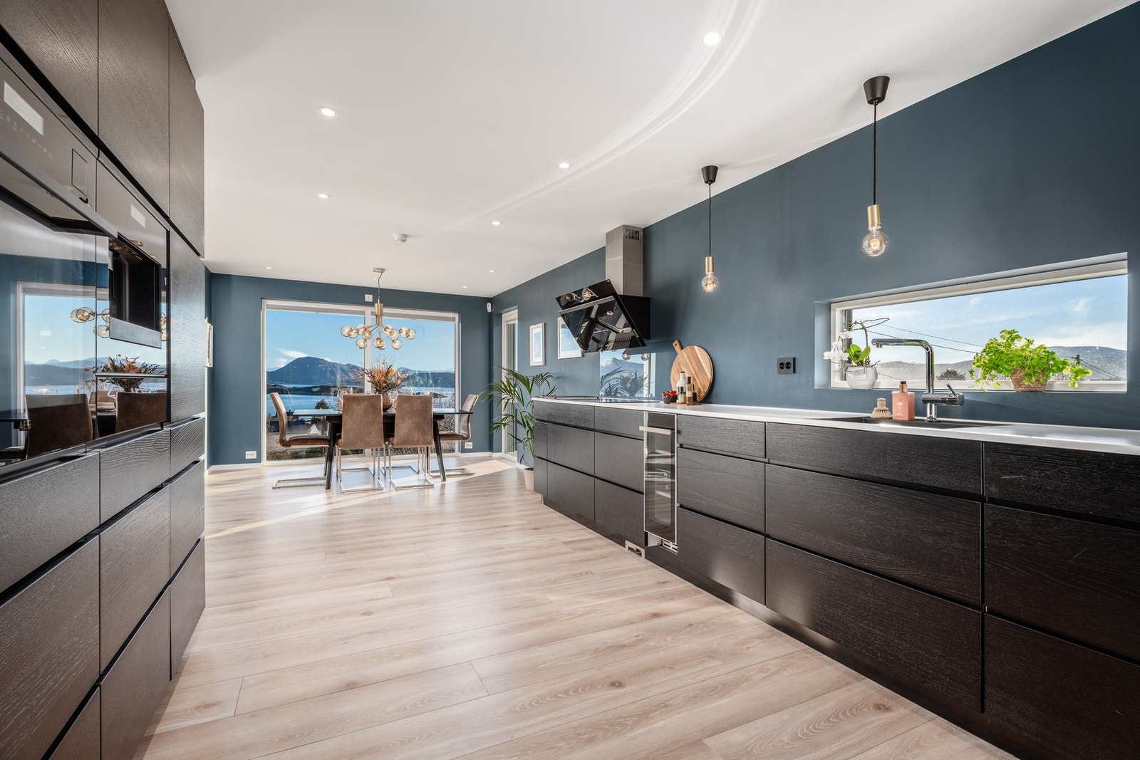 Hovedkjøkkenet byr på god kapasitet i form av skuffer og skap, i tillegg finnes vinskap, smulesamler i sokkel, komfyrvakt, vannstoppesystem samt integrerte hvitevarer. Galleribilde