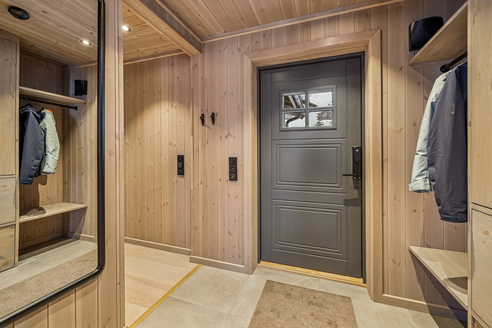 Inngangspartiet er romslig med flislagt gulv og plassbygde garderobeløsninger. Galleribilde