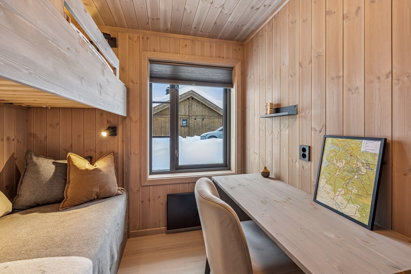 En liten arbeidsplass gir mulighet for hjemmekontor eller lekser. Galleribilde