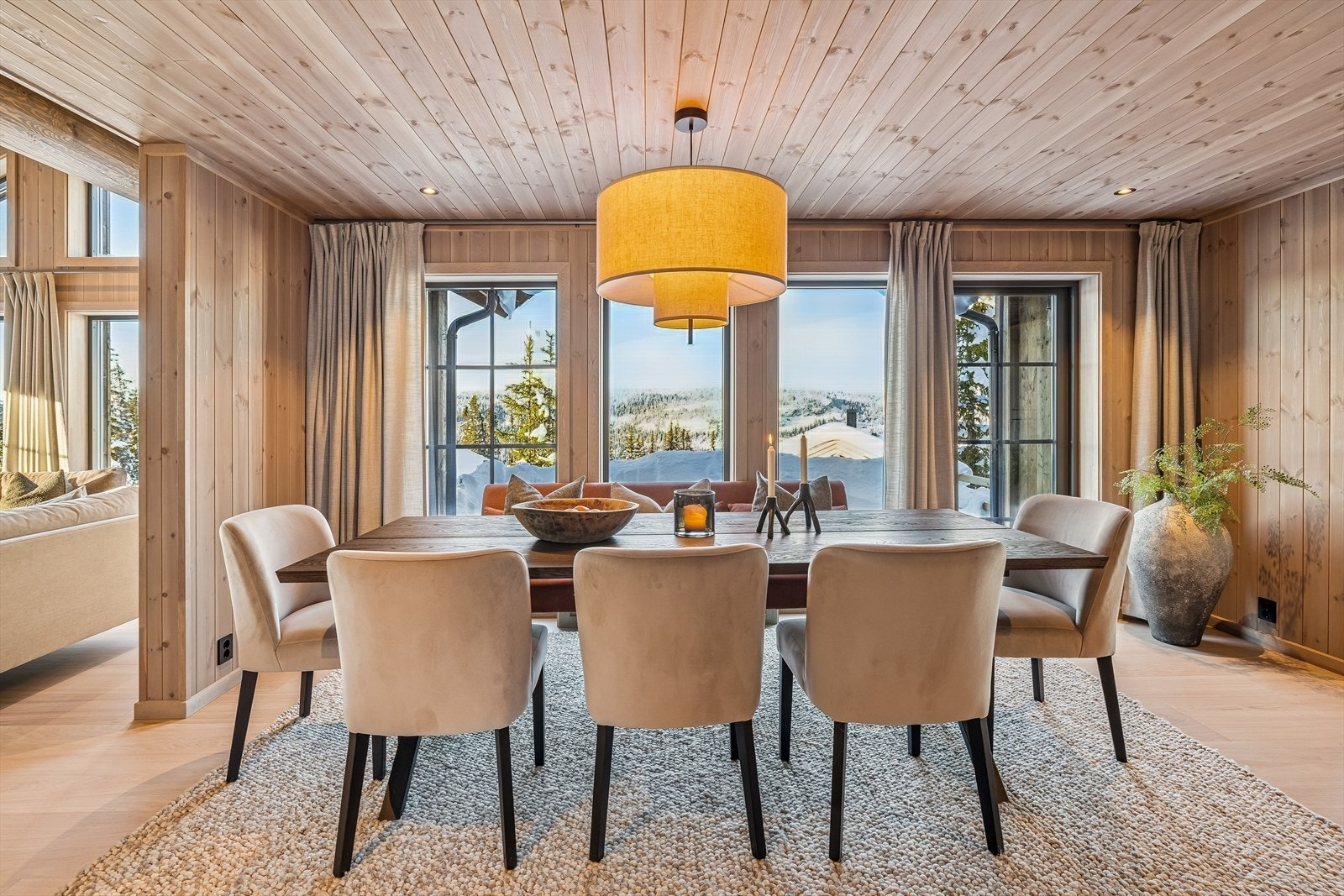 Spisestuen samler familie og venner, med god plass til et stort langbord. Galleribilde